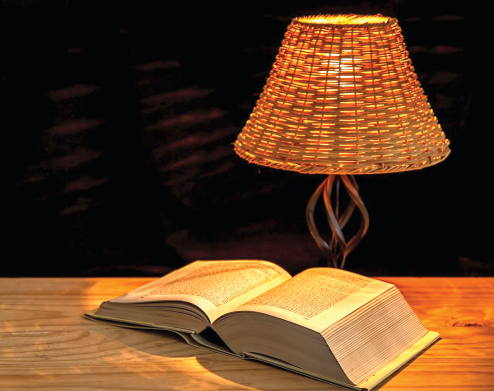 Bodegón de libro y lámpara